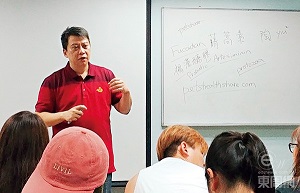 李醫生於講座上與各家長分享寵物服食營養補充品的心得。 李醫生於講座上與各家長分享寵物服食營養補充品的心得。